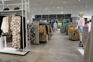 PATTAYA, THAILAND - CIRCA APRIL, 2023: Terminal 21 'deki H ve M perakende mağazasının içi. H ve M, erkekler, kadınlar, gençler ve çocuklar için hızlı moda kıyafetlerine odaklanıyor..