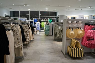PATTAYA, THAILAND - CIRCA APRIL, 2023: Terminal 21 'deki H ve M perakende mağazasının içi. H ve M, erkekler, kadınlar, gençler ve çocuklar için hızlı moda kıyafetlerine odaklanıyor..