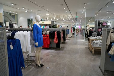 PATTAYA, THAILAND - CIRCA APRIL, 2023: Terminal 21 'deki H ve M perakende mağazasının içi. H ve M, erkekler, kadınlar, gençler ve çocuklar için hızlı moda kıyafetlerine odaklanıyor..