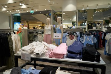 PATTAYA, THAILAND - CIRCA APRIL, 2023: Terminal 21 'deki H ve M perakende mağazasının içi. H ve M, erkekler, kadınlar, gençler ve çocuklar için hızlı moda kıyafetlerine odaklanıyor..