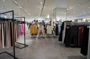 PATTAYA, THAILAND - CIRCA APRIL, 2023: Terminal 21 'deki H ve M perakende mağazasının içi. H ve M, erkekler, kadınlar, gençler ve çocuklar için hızlı moda kıyafetlerine odaklanıyor..