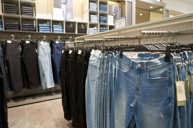 PATTAYA, THAILAND - CIRCA APRIL, 2023: Terminal 21 'deki H ve M perakende mağazasının içi. H ve M, erkekler, kadınlar, gençler ve çocuklar için hızlı moda kıyafetlerine odaklanıyor..