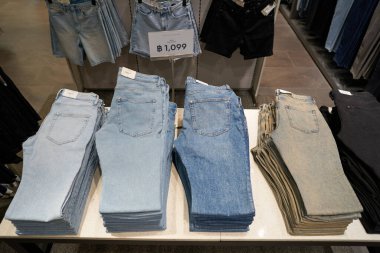 PATTAYA, THAILAND - CIRCA APRIL, 2023: Terminal 21 'deki H ve M perakende mağazasının içi. H ve M, erkekler, kadınlar, gençler ve çocuklar için hızlı moda kıyafetlerine odaklanıyor..