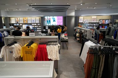 PATTAYA, THAILAND - CIRCA APRIL, 2023: Terminal 21 'deki H ve M perakende mağazasının içi. H ve M, erkekler, kadınlar, gençler ve çocuklar için hızlı moda kıyafetlerine odaklanıyor..