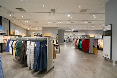 HO CHI MINH CITY, VİETNAM - CIRCA MARCH, 2023: Crescent Mall 'daki H ve M mağazasının içi.