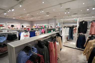 HO CHI MINH CITY, VİETNAM - CIRCA MARCH, 2023: Crescent Mall 'daki H ve M mağazasının içi.