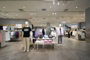 HO CHI MINH CITY, VİETNAM - CIRCA MARCH, 2023: Crescent Mall 'daki H ve M mağazasının içi.