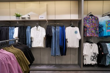 PATTAYA, THAILAND - CIRCA APRIL, 2023: Terminal 21 'deki H ve M perakende mağazasının içi. H ve M, erkekler, kadınlar, gençler ve çocuklar için hızlı moda kıyafetlerine odaklanıyor..