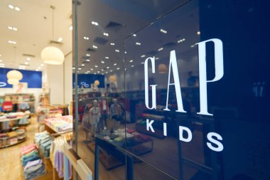 HO CHI MINH CITY, VİETNAM - CIRCA MARCH, 2023: Crescent Mall 'daki mağazada GapKids tabelasının yakın plan çekimi.