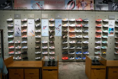 PATTAYA, THAILAND - CIRCA APRIL, 2023: Terminal 21 Pattaya 'daki Adidas perakende mağazasının iç çekimleri.
