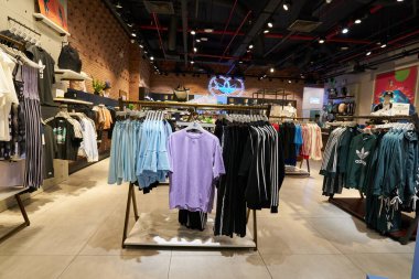HO CHI MINH CITY, VİETNAM - CIRCA MARCH, 2023: Crescent Mall 'daki Adidas mağazasının içi
