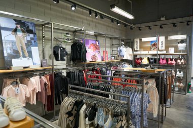 PATTAYA, THAILAND - CIRCA APRIL, 2023: Terminal 21 Pattaya 'daki Adidas perakende mağazasının iç çekimleri.