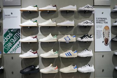 PATTAYA, THAILAND - CIRCA APRIL, 2023: Terminal 21 Pattaya 'daki Adidas perakende mağazasının iç çekimleri.