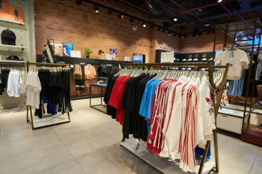 HO CHI MINH CITY, VİETNAM - CIRCA MARCH, 2023: Crescent Mall 'daki Adidas mağazasının içi