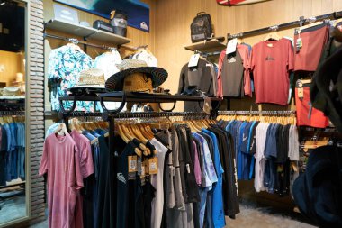 PATTAYA, THAILAND - CIRCA APRIL, 2023: Terminal 21 Pattaya 'daki Quiksilver perakende mağazasının iç çekimleri.