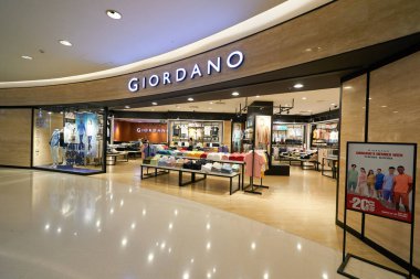 HO CHI MINH CITY, VİETNAM - CIRCA MARCH, 2023: Crescent Mall 'daki Giordano mağazasının girişi.