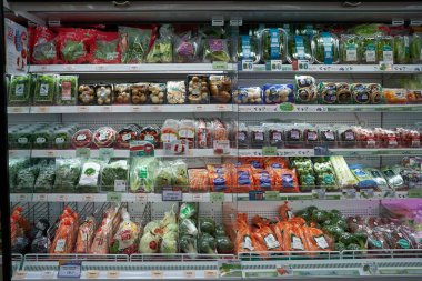 PATTAYA, THAILAND - CIRCA APRIL, 2023: Pattaya 'daki Foodland süpermarketinin iç çekimi.