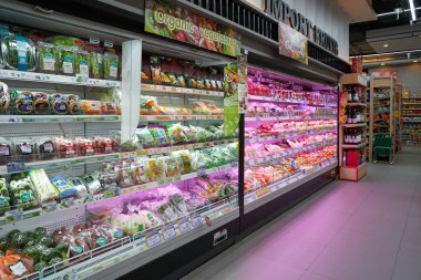 PATTAYA, THAILAND - CIRCA APRIL, 2023: Pattaya 'daki Foodland süpermarketinin iç çekimi.