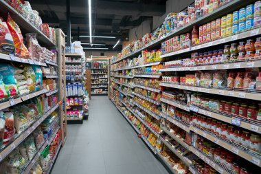 PATTAYA, THAILAND - CIRCA APRIL, 2023: Pattaya 'daki Foodland süpermarketinin iç çekimi.