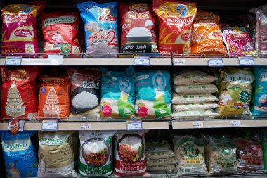 PATTAYA, THAILAND - CIRCA Nisan 2023: Pattaya 'daki Foodland süpermarketinde pirinç sergileniyor.