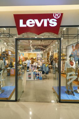 HO CHI MINH CITY, VİETNAM - CIRCA MARCH, 2023: Levi 's tabelası Crescent Mall' daki mağaza girişinde.