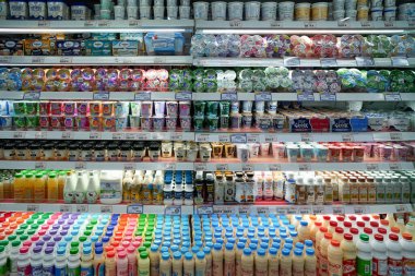 PATTAYA, THAILAND - CIRCA Nisan 2023: Pattaya 'daki Foodland süpermarketinde çeşitli yoğurtlar sergilendi.