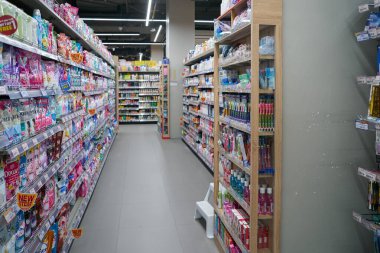 PATTAYA, THAILAND - CIRCA APRIL, 2023: Pattaya 'daki Foodland süpermarketinin iç çekimi.