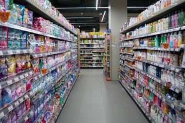 PATTAYA, THAILAND - CIRCA APRIL, 2023: Pattaya 'daki Foodland süpermarketinin iç çekimi.