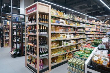 PATTAYA, THAILAND - CIRCA APRIL, 2023: Pattaya 'daki Foodland süpermarketinin iç çekimi.