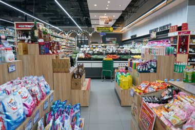 PATTAYA, THAILAND - CIRCA APRIL, 2023: Pattaya 'daki Foodland süpermarketinin iç çekimi.