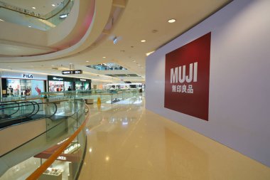 HO CHI MINH CITY, VİETNAM - CIRCA MARCH, 2023: Crescent Mall 'ın iç çekimleri. Muji, çok çeşitli ev ve tüketim malları satan bir Japon perakende şirketidir..