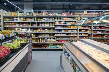 PATTAYA, THAILAND - CIRCA APRIL, 2023: Pattaya 'daki Foodland süpermarketinin iç çekimi.