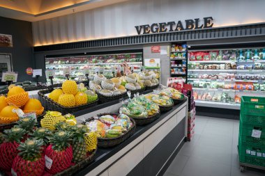 PATTAYA, THAILAND - CIRCA APRIL, 2023: Pattaya 'daki Foodland süpermarketinin iç çekimi.