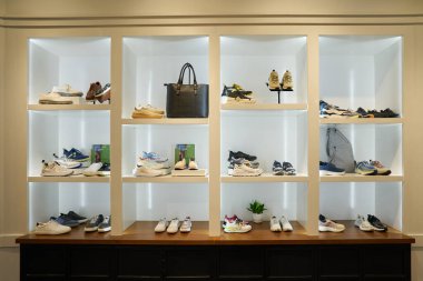 HO CHI MINH CITY, VİETNAM - CIRCA MARCH, 2023: Crescent Mall 'daki Cole Haan perakende mağazasının iç çekimleri.