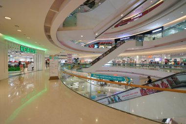 HO CHI MINH CITY, VİETNAM - CIRCA MARCH, 2023: Crescent Mall 'ın iç çekimi.