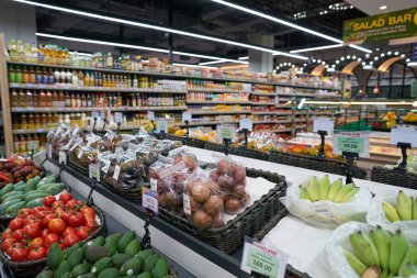 PATTAYA, THAILAND - CIRCA APRIL, 2023: Pattaya 'daki Foodland süpermarketinin iç çekimi.