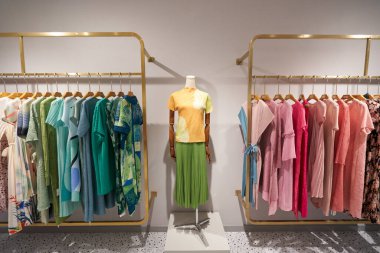 HO CHI MINH CITY, VİETNAM - CIRCA MARCH, 2023: Crescent Mall 'daki Pileli Kora mağazasının içi.