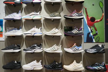 HO CHI MINH CITY, VİETNAM - CIRCA MARCH, 2023: Crescent Mall 'daki Adidas mağazasında çeşitli ayakkabılar sergileniyor