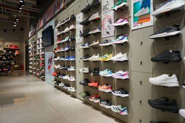 HO CHI MINH CITY, VİETNAM - CIRCA MARCH, 2023: Crescent Mall 'daki Adidas mağazasında çeşitli ayakkabılar sergileniyor