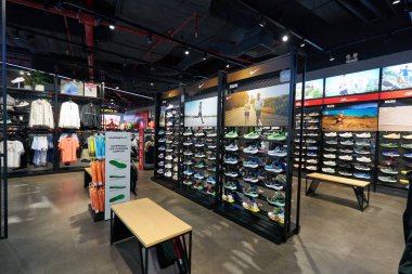 HO CHI MINH CITY, VİETNAM - CIRCA MARCH, 2023: Crescent Mall 'daki Supersports mağazasının içi.