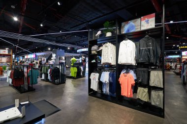 HO CHI MINH CITY, VİETNAM - CIRCA MARCH, 2023: Crescent Mall 'daki Supersports mağazasının içi.