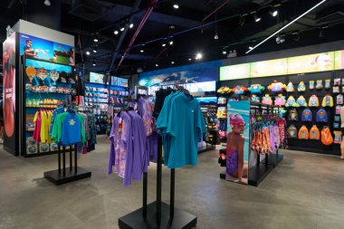 HO CHI MINH CITY, VİETNAM - CIRCA MARCH, 2023: Crescent Mall 'daki Supersports mağazasının içi.