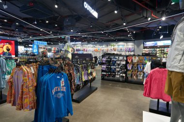 HO CHI MINH CITY, VİETNAM - CIRCA MARCH, 2023: Crescent Mall 'daki Supersports mağazasının içi.