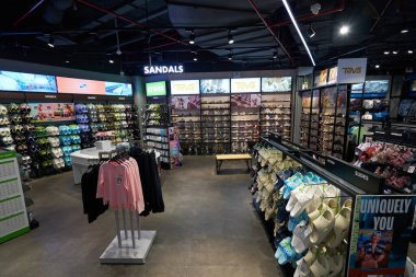 HO CHI MINH CITY, VİETNAM - CIRCA MARCH, 2023: Crescent Mall 'daki Supersports mağazasının içi.