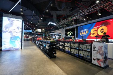 HO CHI MINH CITY, VİETNAM - CIRCA MARCH, 2023: Crescent Mall 'daki Supersports mağazasının içi.