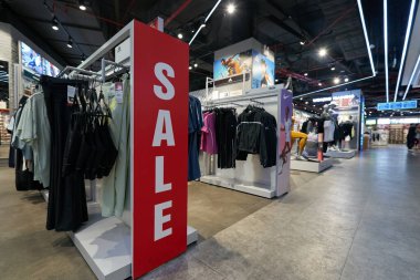 HO CHI MINH CITY, VİETNAM - CIRCA MARCH, 2023: Crescent Mall 'daki Supersports mağazasında satış tabelası.