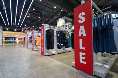HO CHI MINH CITY, VİETNAM - CIRCA MARCH, 2023: Crescent Mall 'daki Supersports mağazasında satış tabelası.