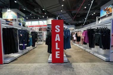 HO CHI MINH CITY, VİETNAM - CIRCA MARCH, 2023: Crescent Mall 'daki Supersports mağazasında satış tabelası.