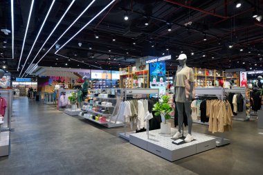 HO CHI MINH CITY, VİETNAM - CIRCA MARCH, 2023: Crescent Mall 'daki Supersports mağazasının içi.