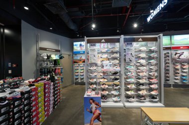 HO CHI MINH CITY, VİETNAM - CIRCA MARCH, 2023: Crescent Mall 'daki Supersports mağazasının içi.